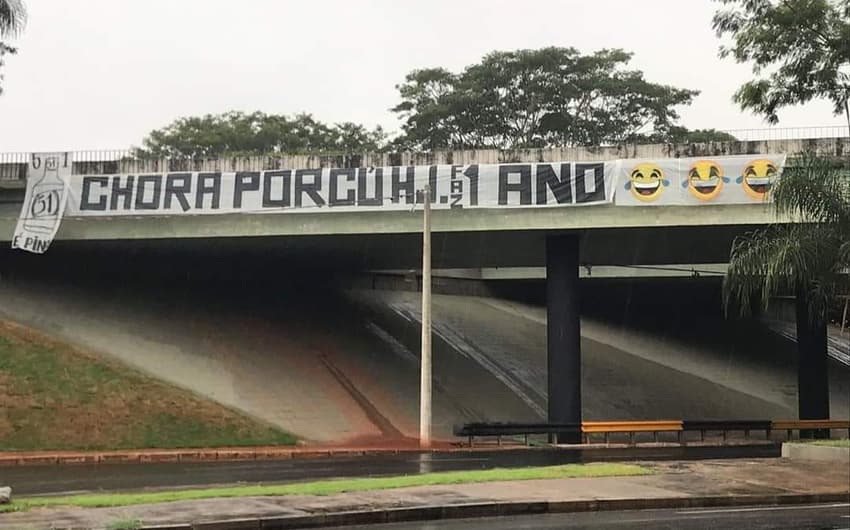 Faixas da torcida do Corinthians provocam o Palmeiras