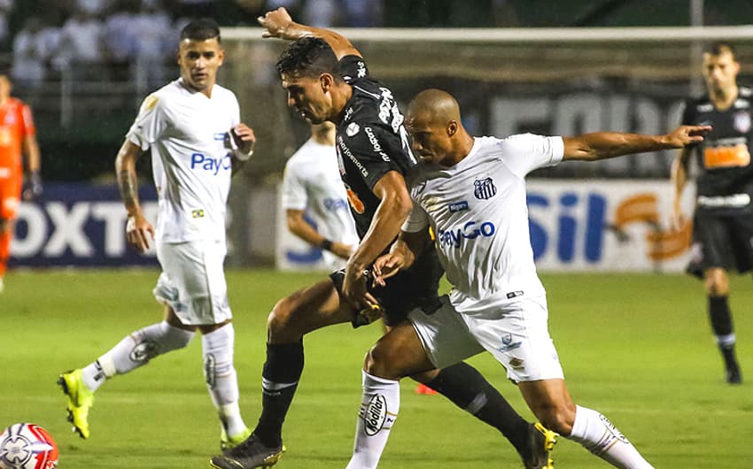 Santos x Corinthians Danilo Avelar e Sanchez