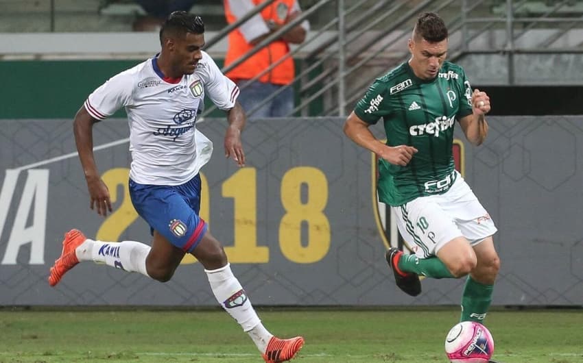 Volante Ferreira, do São Caetano, em duelo com o Palmeiras