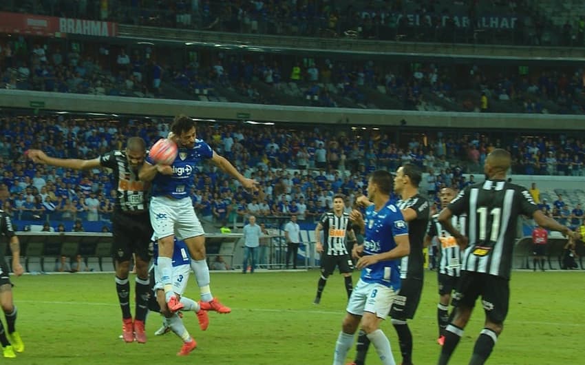 Fred marcou o gol, mas o VAR analisou corretamente que a bola bateu no braço do camisa 9 do Cruzeiro, anulando o terceiro gol da Raposa