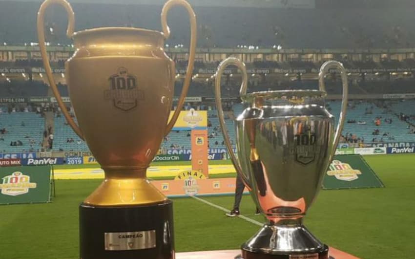 Taça de campeão e do vice no Gauchão 2019