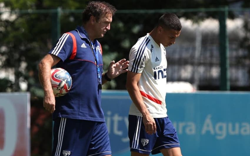 Cuca e o garoto Antony em conversa no último treino antes da grande final do Campeonato Paulista