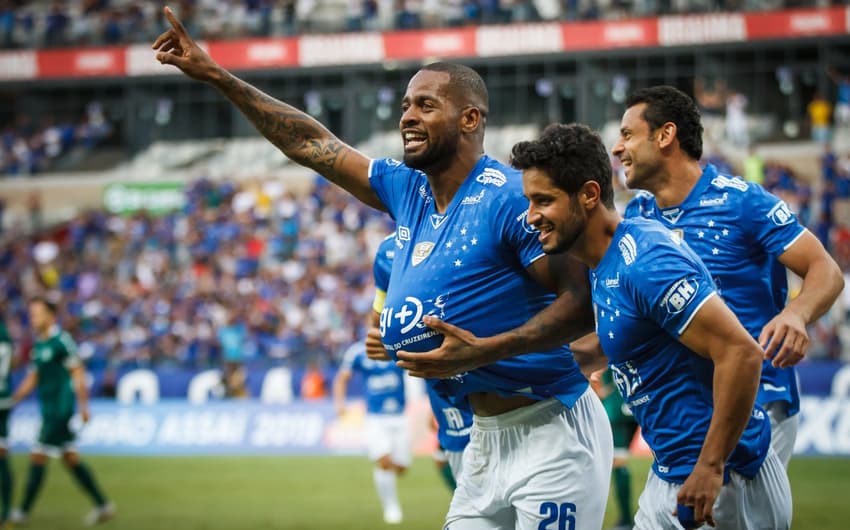Dedé voltou a marcar pelo Cruzeiro e fez comemoração dupla, ao homenagear a esposa, que está grávida novamente