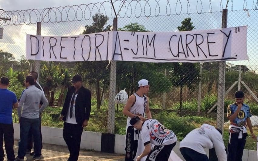 Torcedores do Corinthians fazem faixa chamando diretoria do clube de Jim Carrey (06/10/16)