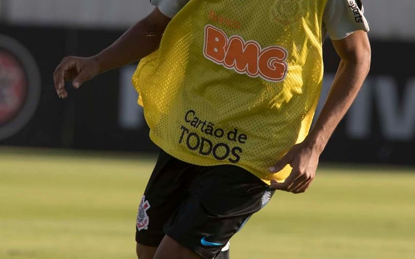 Everaldo só fez um treino com bola no Corinthians