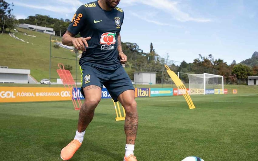 Neymar volta a treinar com bola pela Seleção