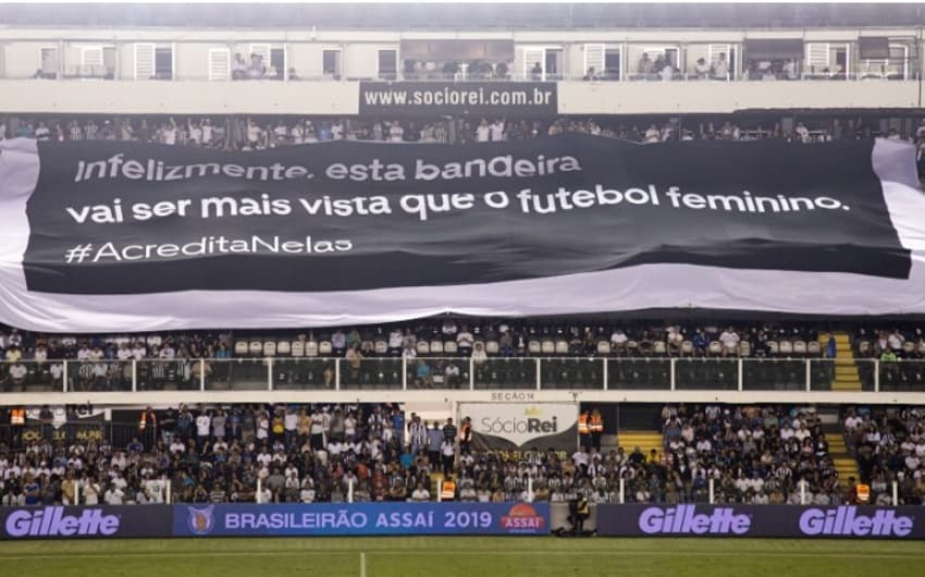 Bandeira em prol do futebol feminino na Vila Belmiro