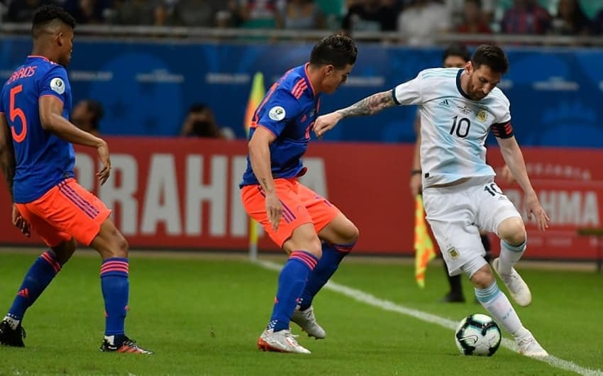 A Argentina de Messi foi derrotada pela Colômbia por 2 a 0 na estreia da Copa América, em Salvador