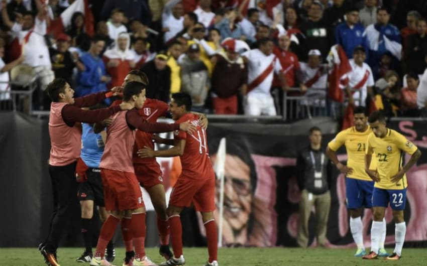 Sob o comando de Dunga, Brasil foi derrotado pelo Peru por 1 a 0, em jogo com gol de mão de Ruidíaz