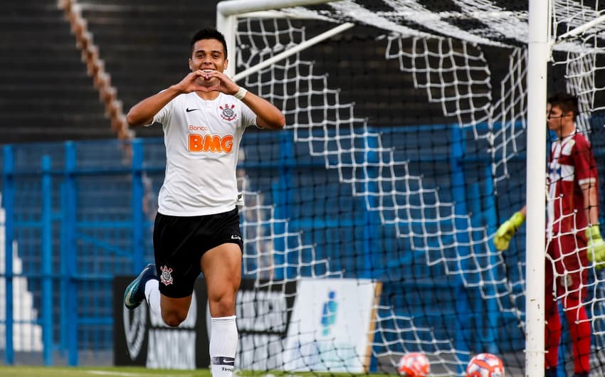 O atacante Sandoval comemora o terceiro e último gol do Corinthians na partida