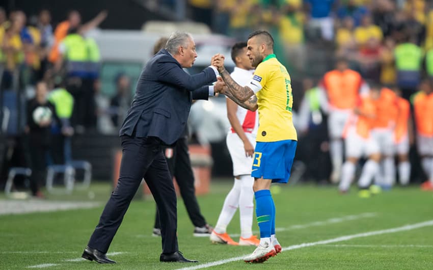 Brasil x Peru - Gol Dani Alves