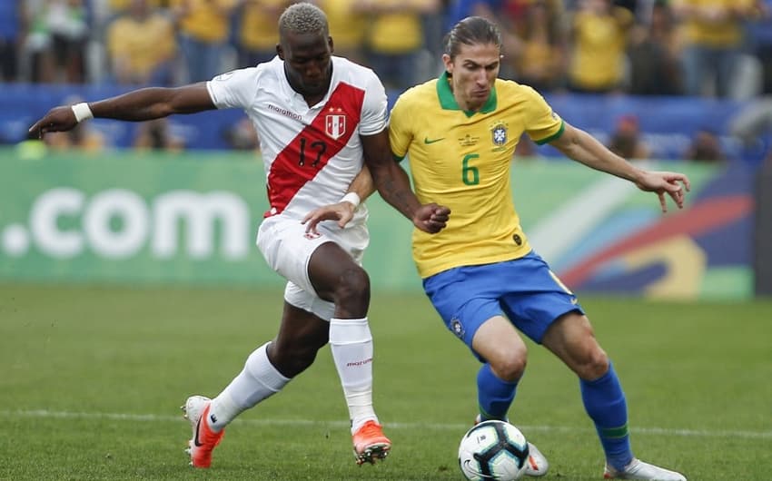 Brasil x Peru - Filipe Luís