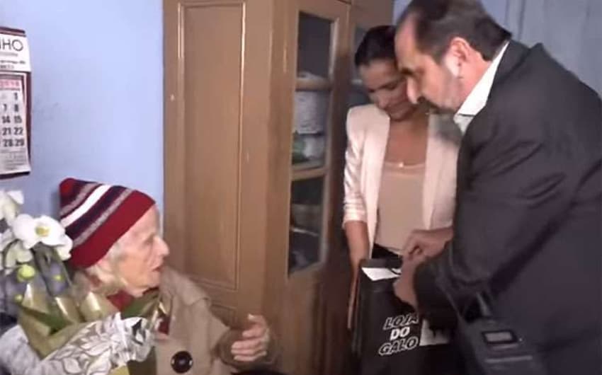 O prefeito de BH e ex-presidente do Galo visitou uma torcedora cruzeirense que diz admirar o político