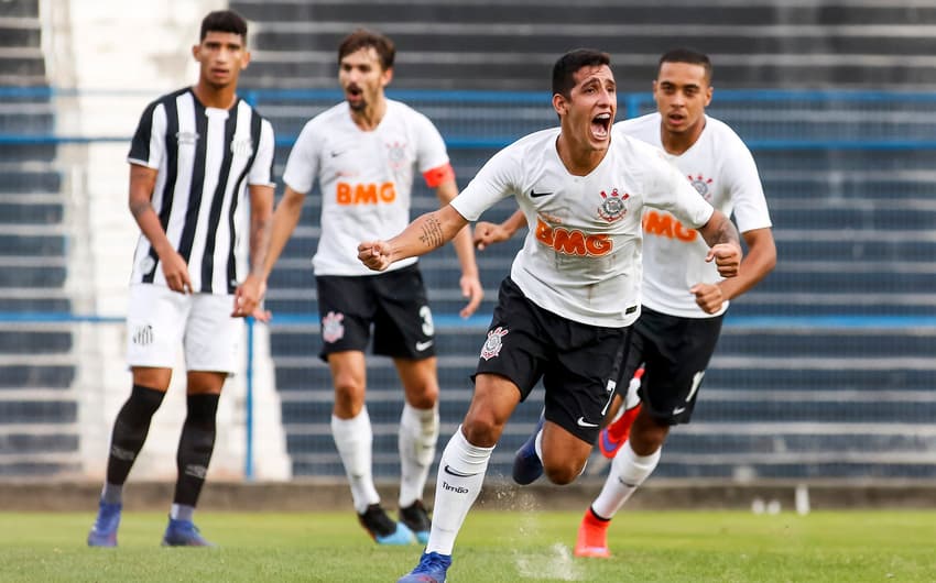 Jorge Colman comemora o gol que deu a vitória ao Corinthians contra o Santos
