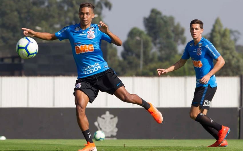 Pedrinho e Mateus Vital serão titulares do Corinthians contra o Botafogo