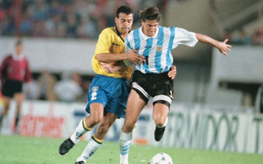 Brasil 2 (4) x (2) 2 Argentina - Copa América 1995 -&nbsp;O primeiro jogo oficial entre Brasil e Argentina após o título de 1993 ocorreu dois anos depois, pelas quartas, no Uruguai. O jogo ficou marcado pelo gol de Túlio ajeitado com a mão. A Seleção passou na decisão por pênaltis.&nbsp;<br>