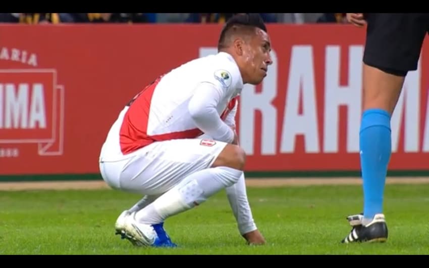 Jogador do Peru e do Santos, Cueva foi flagrado com a carta 8 de ouros durante a vitória sobre o Chile por 3 a 0