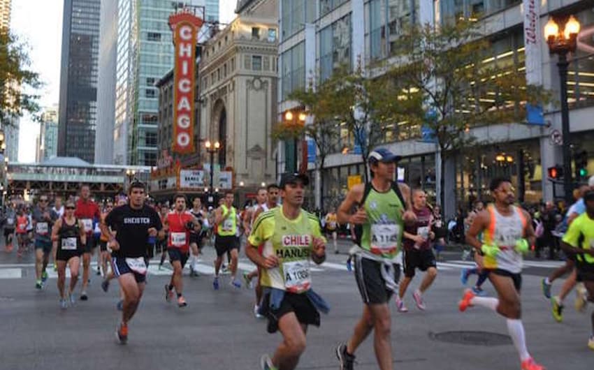 Corredores da Maratona de Chicago passam pelo Chicago Theatre (Divulgação)