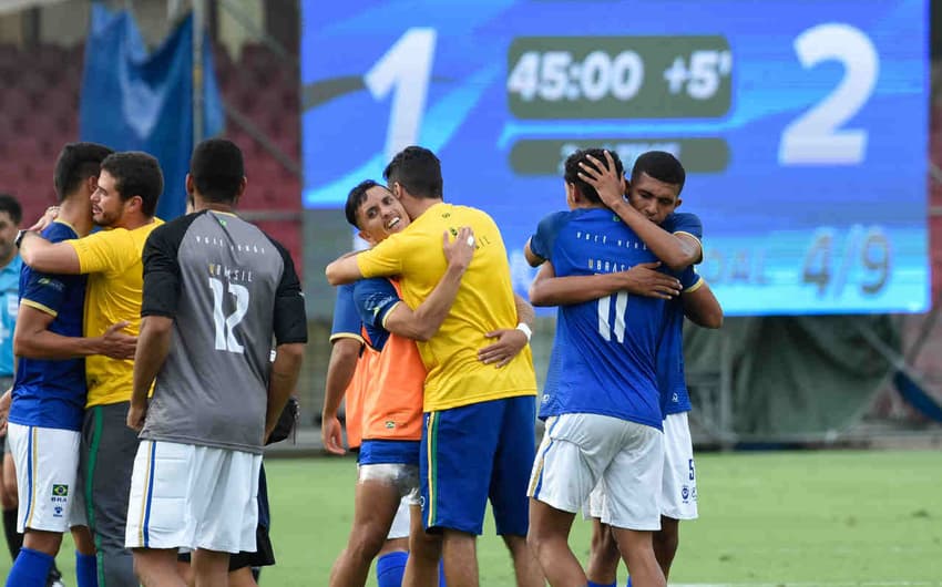 Jogadores brasileiros festejam vitória sobre a Rússia na semifinal da Universíade