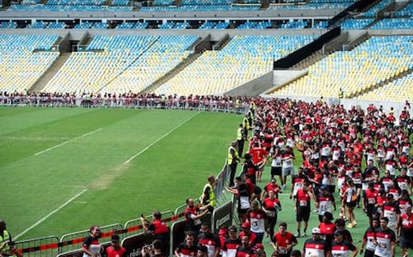 Atletas da corrida do Flamengo, a Nação Rubro Negra em Movimento, no gramado do Maracanã. (Divulgação)