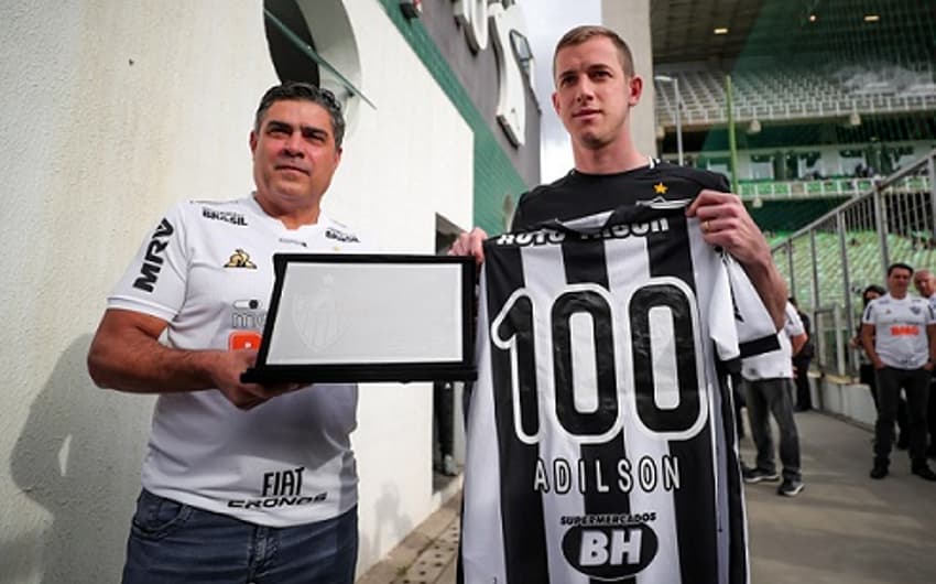 Adíson recebeu uma placa comemorativa do jogo 100 pelo clube das mãos do presidente Sérgio Sette Câmara