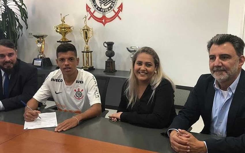 Jogador assinou por três temporadas com o Corinthians
