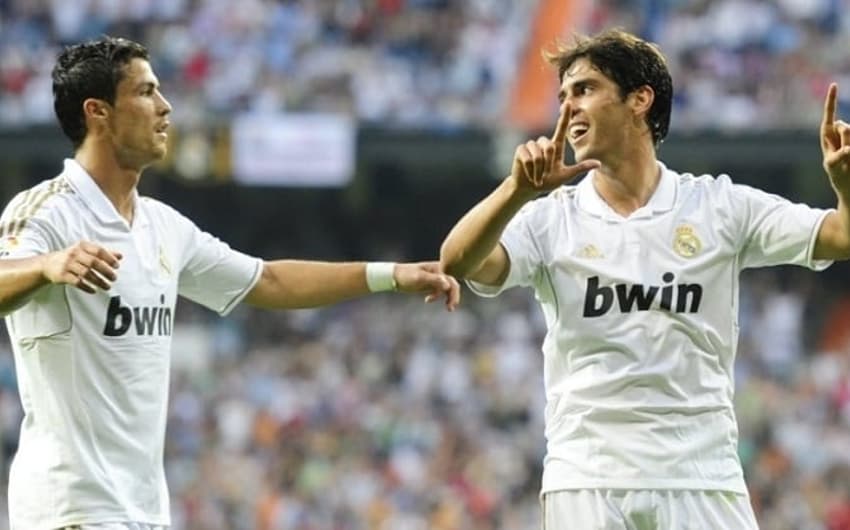 Cristiano Ronaldo e Kaká, dois dos melhores jogadores de futebol em 2009, foram duas contratações bombásticas do Real Madrid há 10 anos. Relembre quais foram as 10 maiores transferências da janela do futebol europeu de 10 anos atrás.&nbsp;