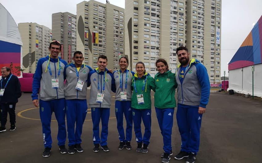 Seleção brasileira de triathlon na Vila do Pan-Americano, em Lima (Alexandre Castello Branco/COB/Divulgação)