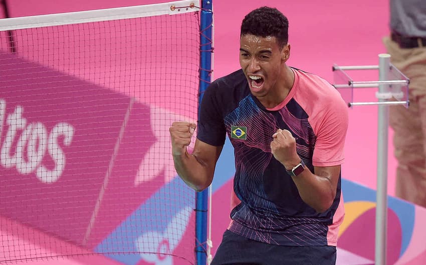 Ygor Coelho vibra após se garantir na semifinal do badminton