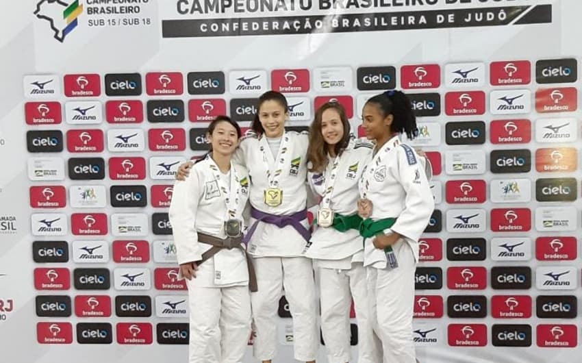 Beatriz Comanche foi campeã na categoria peso-ligeiro, até 44kg, no Brasileiro Sub-18 (Foto: Divulgação)