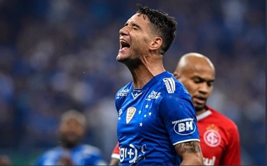Thiago Neves isentou o treinador pelo fracasso em campo do Cruzeiro na derrota para o Internacional