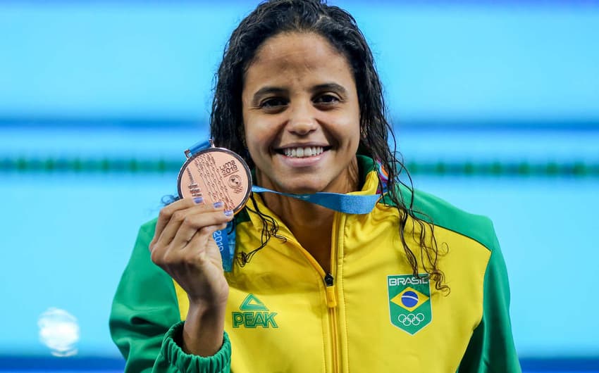 Etiene Medeiros foi bronze nos 100m costas