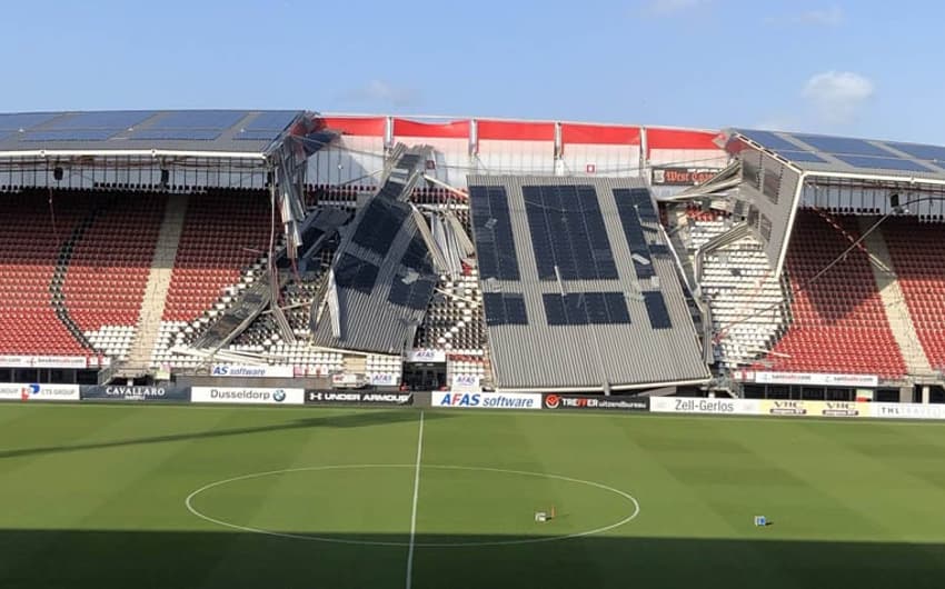 teto de estádio do AZ Alkmaar desaba na arquibancada