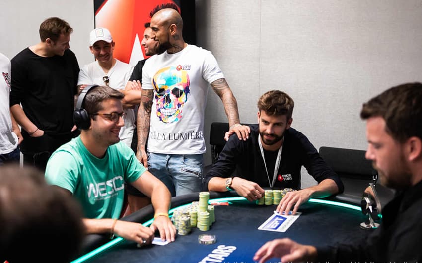 Gerard Piqué e Arturo Vidal mostraram conhecimento do baralho durante torneio de pôquer High Roller em Barcelona&nbsp;