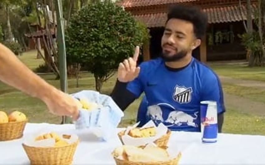 Claudinho preferiu o Red Bull, patrocinador do Braga, do que comer pão de queijo e doce de leite