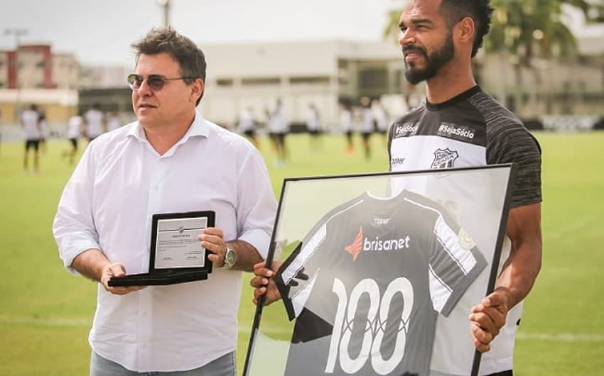 Valdo recebendo homenagem pelos 100 jogos no Ceará