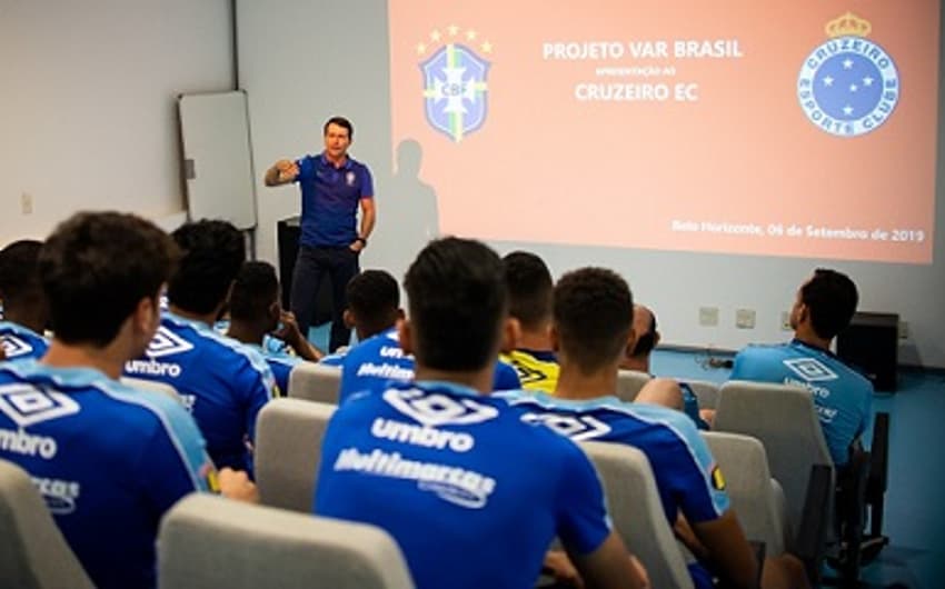 Gaciba falou  o VAR para os jogadores do Cruzeiro nesta sexta-feira