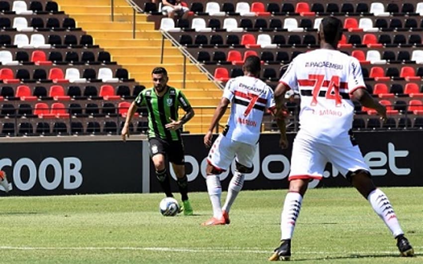 O jogo foi disputado no forte calor de Ribeirão Preto, comprometendo a qualidade dos dois times