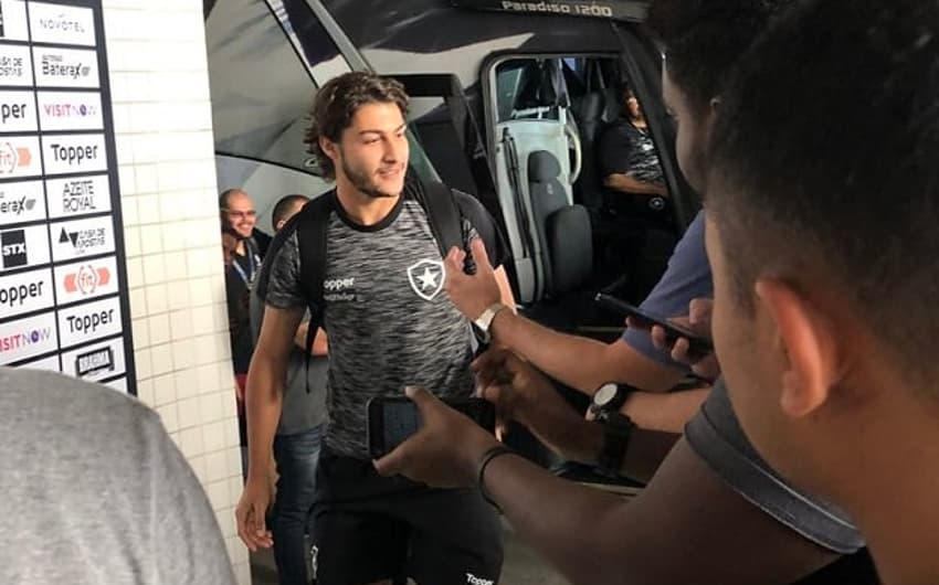Marcinho na chegada do Botafogo ao Nilton Santos