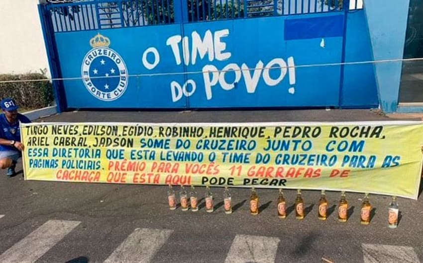 Torcedores do Cruzeiro protestam contra os medalhões do time na porta do CT e oferecem garrafas de cachaça (11/09/19)