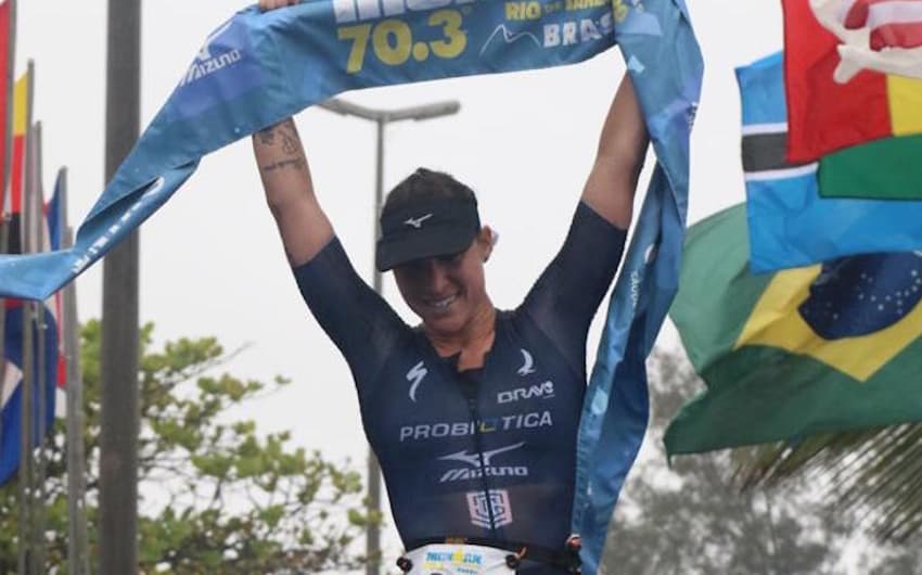 Pamella Oliveira comemora a vitória e o tricampeonato no Ironman 70.3 Rio. (Fábio Falconi/Unlimited Sports/Divulgação)