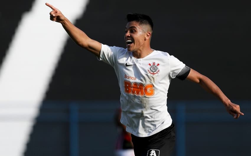 Roni será o capitão do Corinthians contra o Palmeiras na tarde desta quarta