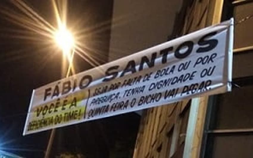 Fábio Santos foi um dos alvos dos protestos nas faixas afixadas e espalhadas por BH
