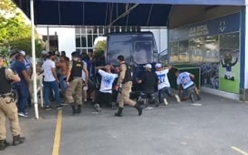 A invasão do CT cruzeirense foi contida pela polícia mineira