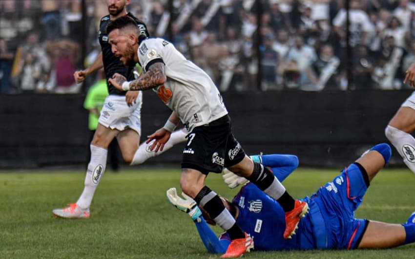 Vasco x Santos - Rossi sofrendo penalti
