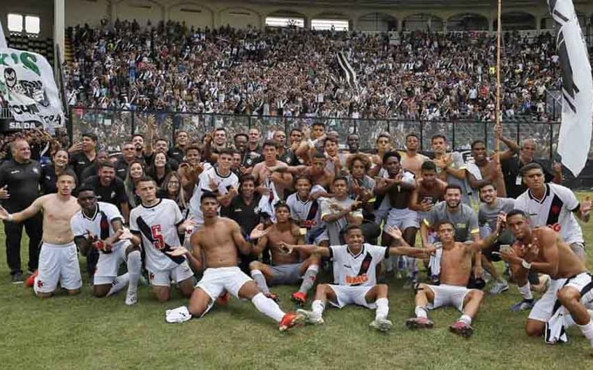 Elenco e comissão técnica do Vasco campeões da Taça Rio Sub-20 2019