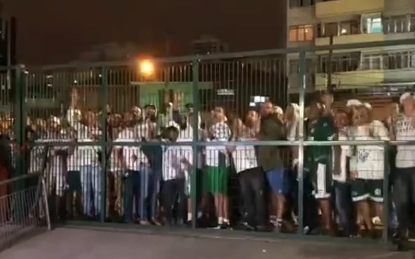 Protesto de torcedores do Palmeiras na noite deste domingo