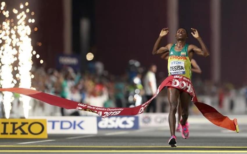 Lelisa Desisa vence a maratona do Mundial de Atletismo, em Doha. (Divulgação/IAAF)