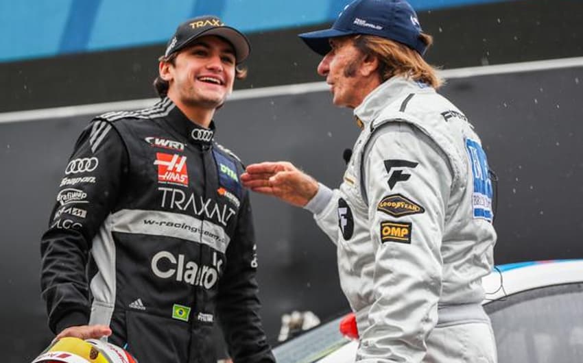 Pietro e o avô Emerson Fittipaldi durante a última etapa da&nbsp; DTM na Alemanha