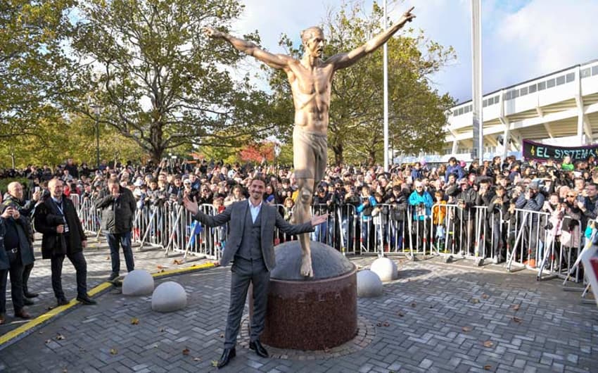 Zlatan Ibrahimovic - O jogador sueco, atualmente defendendo o Los Angeles Galaxy, ganhou uma estátua em Malmö, sua cidade natal, na Suécia. A obra, que mede 3,80m, foi inaugurada nesta última terça-feira.&nbsp;